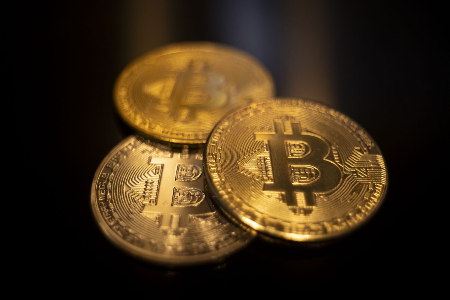 Crypto Market Plunges with $1.7 Billion Liquidations; Small-Cap Tokens Lead the Chaos
